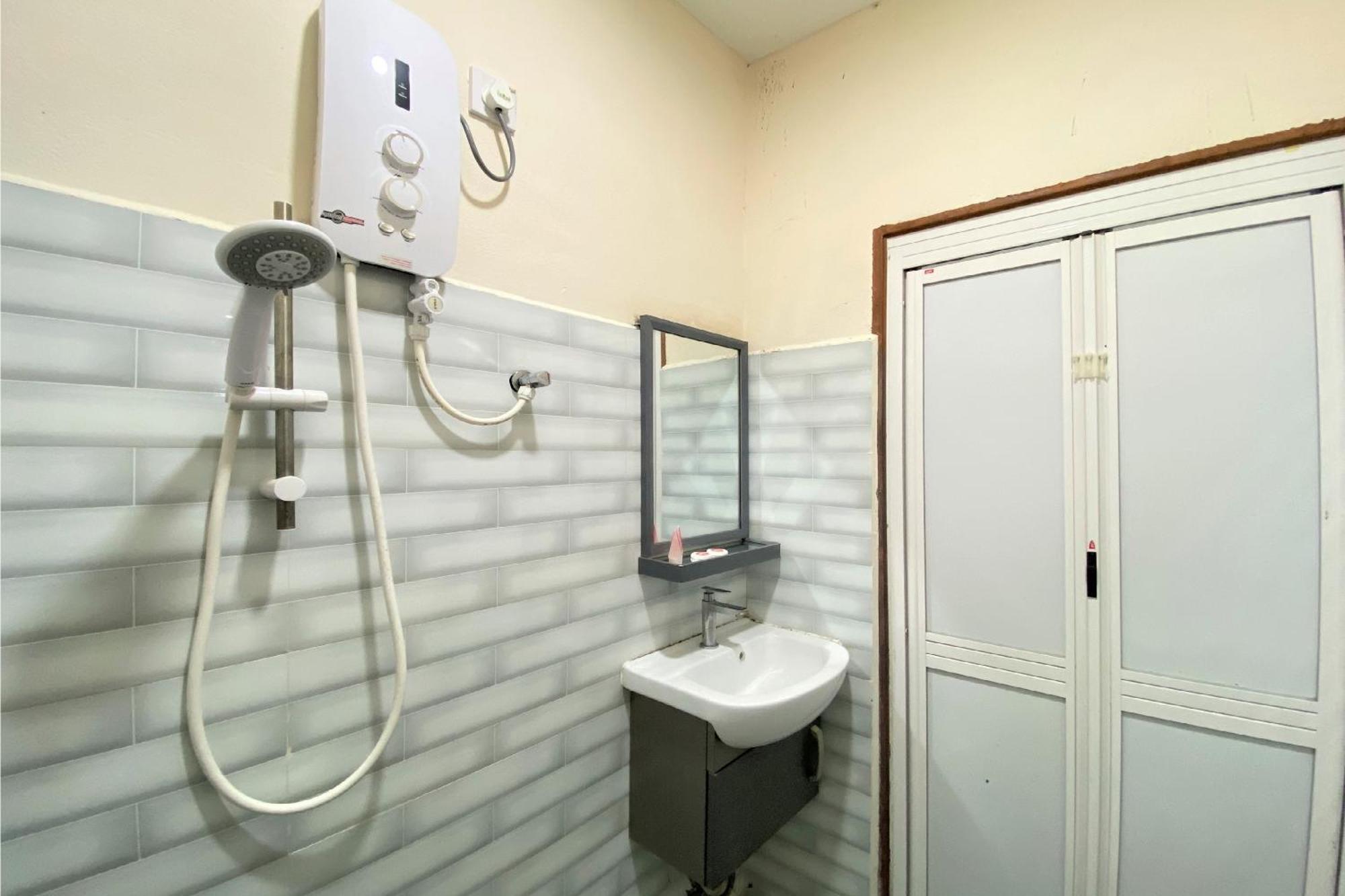 Oyo 90205 Bayu Sintok Motel 창룬 외부 사진